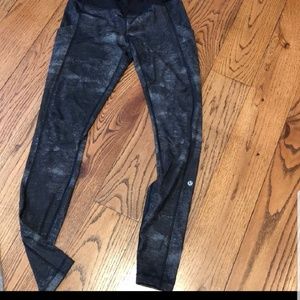 Black/gray snake print lulu pants.